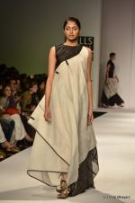 Model walk the ramp for Vaishali S Show at Wills Lifestyle India Fashion Week 2012 day 4 on 9th Oct 2012 (54).JPG